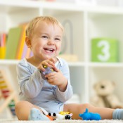 wie kinder alleine spielen
