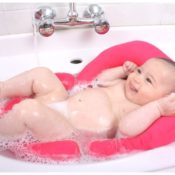 Baby badet in Babywanne