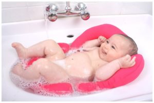 Baby badet in Babywanne