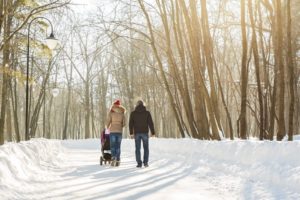 Spaziergang im Winter mit Kinderwagen